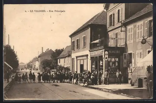 AK Valdoie, Rue Principale avec habitants et mercerie