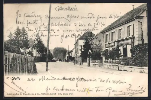 AK Delle, Avenue de la Gare avec bâtiments et végétation en bordure de la rue
