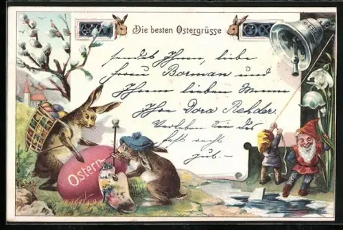 Lithographie Osterhasen bemalen ein Osterei, Zwerge läuten eine Glocke, Die besten Ostergrüsse