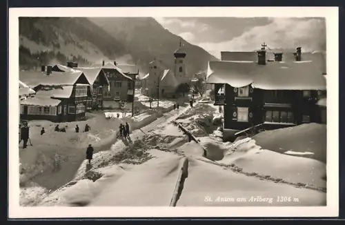 AK St. Anton am Arlberg, Ortspartie mit Kirche im Schnee