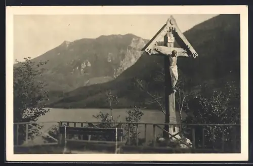 AK Lunz am See, Lunzersee mit Wegkreuz und Bergpanorama