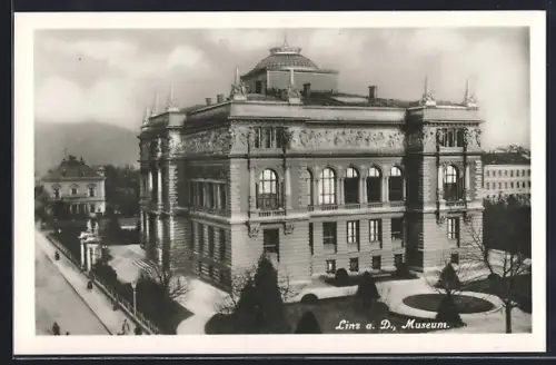 AK Linz a. D., Museum mit Anlagen aus der Vogelschau