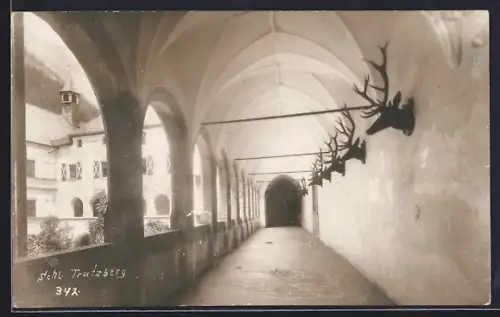 AK Stans, Schloss Tratzberg, Laubengang im Hof
