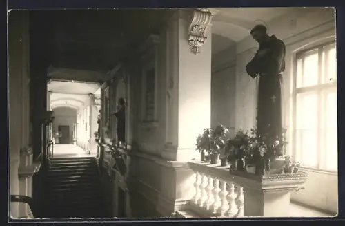 AK Wien, Klosterspital, Hartmanngasse 7, Innenansicht Korridor mit Heiligenfigur