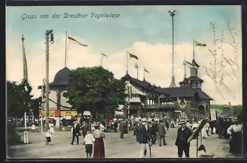 AK Dresden, Besucher vor Festgebäude auf der Dresdener Vogelwiese