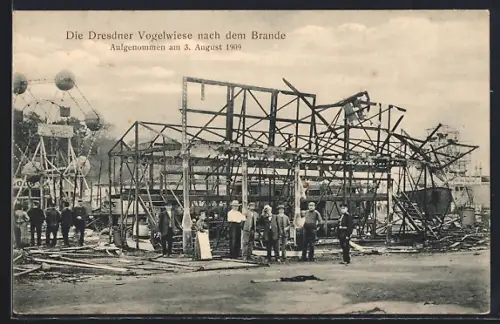 AK Dresden, Dresdener Vogelwiese nach dem Brand 1909, Riesenrad und Fahrgeschäft-Gerüst mit Gruppe und Polizist