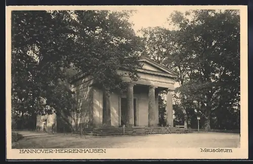 AK Hannover-Herrenhausen, Mausoleum umgeben von Bäumen