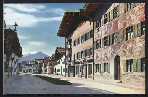 AK Mittenwald, Obere Marktstrasse mit Neunerhaus, Reiterspitze im Hintergrund