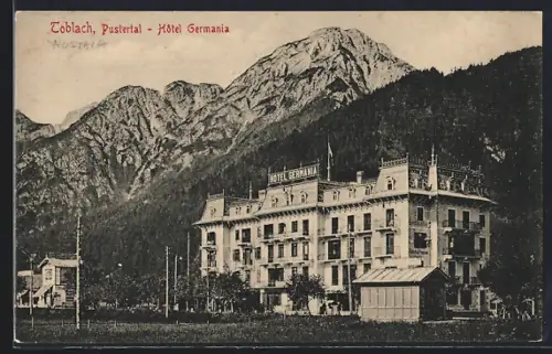 AK Toblach /Pustertal, Hotel Germania mit den Bergen im Hintergrund