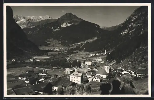 Foto-AK Canazei, Ortsansicht umgeben von Bergen