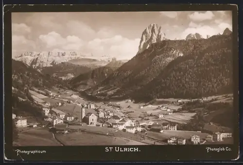 AK St. Ulrich, Gesamtansicht mit Bergspitzen aus der Vogelschau