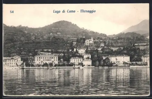 AK Menaggio /Lago di Como, Ortsansicht mit anlegenden Booten