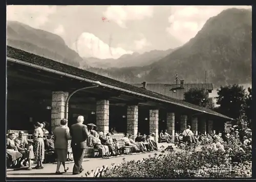 AK Oberstdorf, Partie am Kurplatz mit Kurbesuchern