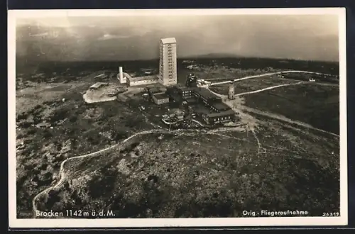 AK Brocken / Harz, Hotel mit Aussichtsturm vom Flugzeug aus, Fliegeraufnahme