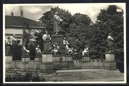 Foto-AK Worms, Lutherdenkmal von Nordost aus gesehen
