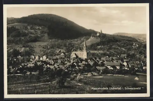 AK Kappelrodeck i. Schwarzwald, Ortsansicht mit Kirche und umliegenden Bergen