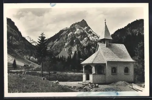 AK Bad Hindelang, Hubertuskapelle am Weg zum Giebelhaus, Gebirgslandschaft Hintersteiner Tal /Allg. Alpen