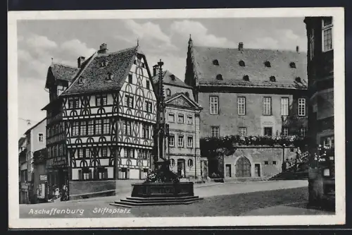 AK Aschaffenburg, Stiftsplatz, Fachwerkhaus, Brunnen, Stiftsgebäude