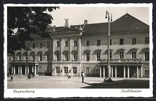 AK Regensburg, Stadttheater mit Strasse