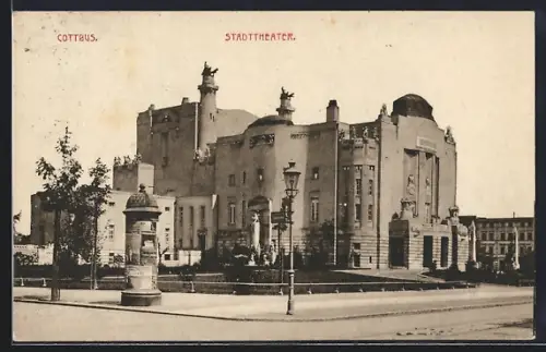AK Cottbus, Stadttheater mit Denkmal-Anlage, Litfasssäule