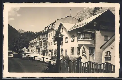 AK Werfen, Strassenpartie mit Statue an einem Haus