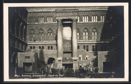 AK Wien, Rathaus, Arkadenhof Danton`s Tod