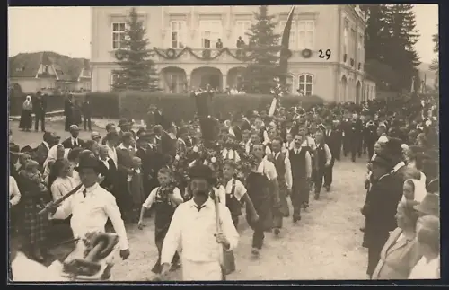 Foto-AK Haslach, Festzug mit Musikkapelle