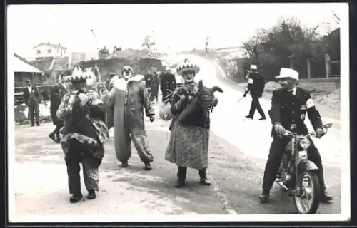 Foto-AK Weng /Bad Griesbach, Faschings-Umzug, Motorrad