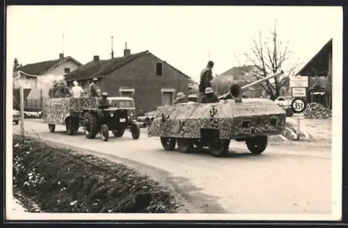 Foto-AK Weng /Bad Griesbach, Faschings-Umzug, Traktoren als Panzer