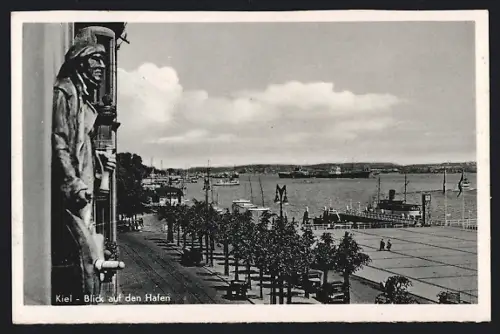 AK Kiel, Blick auf den Hafen, Statue an Häuserwand wacht über Hafen