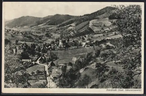 AK Nordrach /bad. Schwarzwald, Ortsansicht mit Kirche und umliegenden Bergen