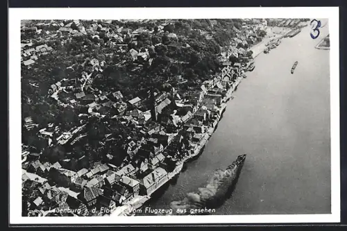 AK Lauenburg a. d. Elbe, Stadtansicht vom Flugzeug aus gesehen