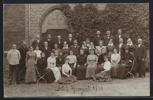 Foto-AK Bad Pyrmont, Gruppenfoto vor Kirche, 1910