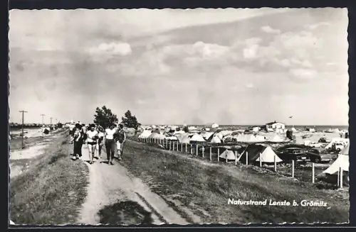 AK Lenste b. Grömitz, Spaziergänger am Strand