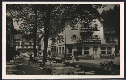 AK Bad Rippoldsau, Gasthaus mit Strassentischen und Umgebung