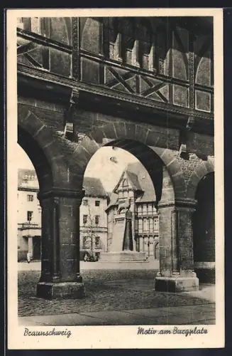 AK Braunschweig, Burgplatz mit Löwendenkmal und Arkaden