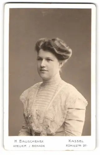 Fotografie H. Bauschenek, Kassel, Königsstr. 27, Grete im Jahr 1910
