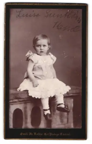Fotografie Emil Fr. Rothe, Cassel, Luise Suntheim auf einem Geländer sitzend