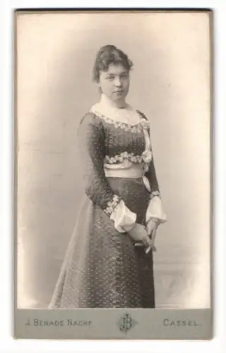 Fotografie J. Benade Nachf., Cassel, Königsstrasse 27, Frau Gerstung geb. Kneiper in gemustertem Kleid