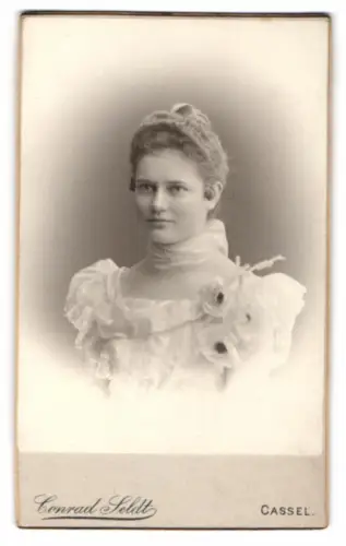 Fotografie Conrad Seldt, Cassel, Untere Karlsstrasse 1, Luise Suntheim in elegantem Kleid