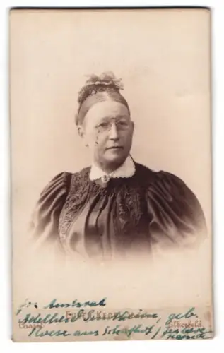 Fotografie Eugen Kegel, Elberfeld, Herzogstrasse 32, Frau Amtsrat Adelheid Suntheim geb. Böse mit Zwicker