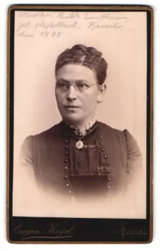 Fotografie Eugen Kegel, Cassel, Gr. Rosenstrasse 5, Hulda Suntheim geb. Hasselbach mit Brille