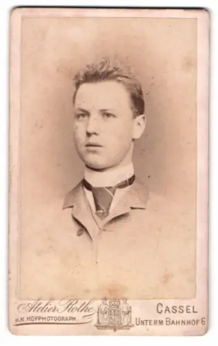 Fotografie Atelier Rothe, Cassel, Unterm Bahnhof 6, Willi Suntheim in Anzug und Krawatte