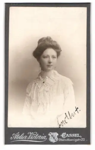 Fotografie Atelier Victoria, Cassel, Obere Koenigstr. 22, Frau Lorbert in hellem Kleid mit Spitzenkragen