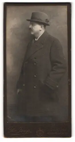 Fotografie Otto Paap, Salzburg, Mirabellplatz 6, Eleganter Herr in Wintermantel und Hut