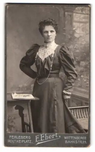 Fotografie E. Ebert, Perleberg, Moltke Platz, Anna in dunklem Kleid mit weissem Kragen