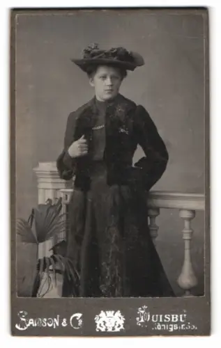 Fotografie Samson & Co, Duisburg, Luise mit Pelz und Hut