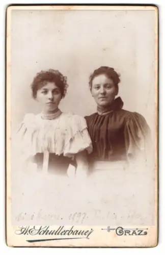 Fotografie H. Schullerbauer, Graz, Frauengasse 4, Mizi Kunze und Sofie Hofer im Jahr 1897