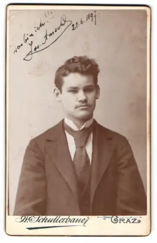 Fotografie W. Schullerbauer, Graz, Frauengasse 4, Jos. Amach in Anzug und Krawatte