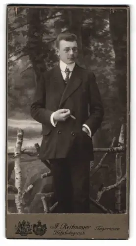 Fotografie J. Reitmayer, Tegernsee, Hauptstrasse 13, Hans Müller mit Brille und Zigarre